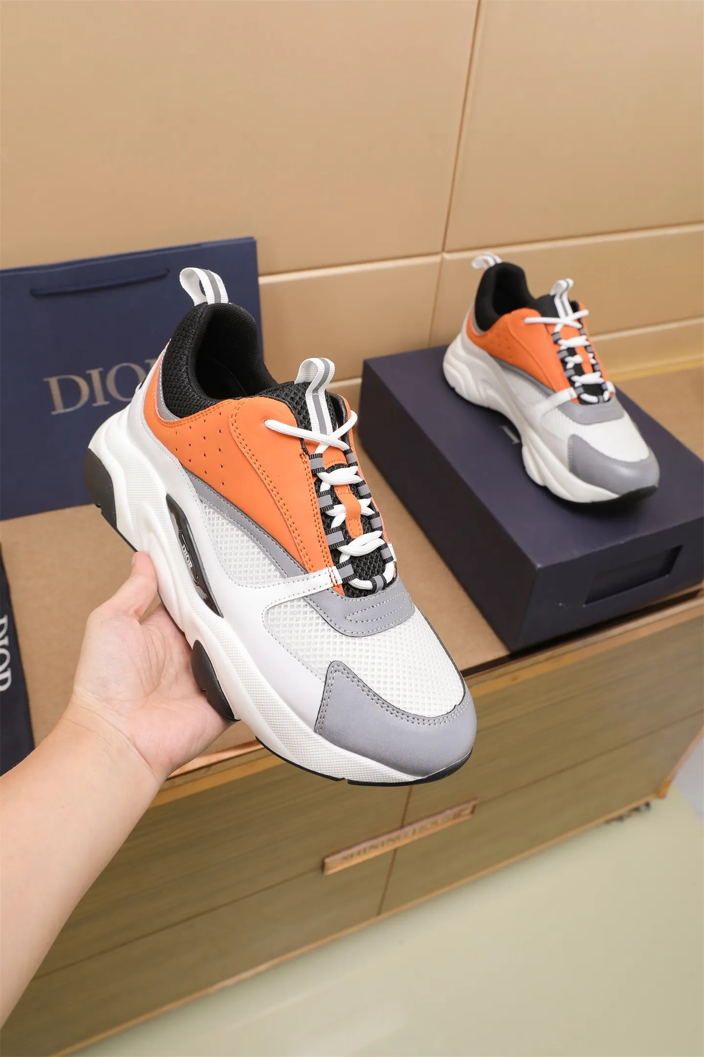 Factory price: 460💰Dior’s top version of D’s b22 men’s sports shoes. Inspired by retro running styles, the chunky low-top silhouette features gray calf leather and blue and white mesh fabric uppers, atop a black, white and blue engraved rubber sole. Nylon ribbon accents the blue mesh tongue and heel counter, and a "dio~" logo appears on the side. Pair it with a suit for a striking contrast and add a sportswear-chic edge to your look. The thick sole can be about 4cm~ Size: 38-45, [46, 47 customized]
